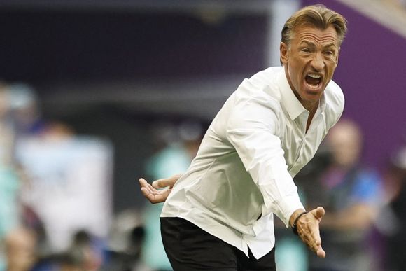 VIDEO | El técnico de Arabia Saudita motivó a sus jugadores a los gritos en el entretiempo contra Argentina
