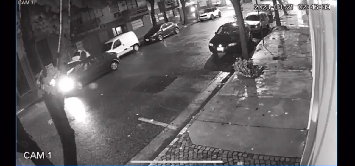 Le destrozaron el baúl a un auto en Pueyrredón y Güemes, para robarle la rueda de auxilio