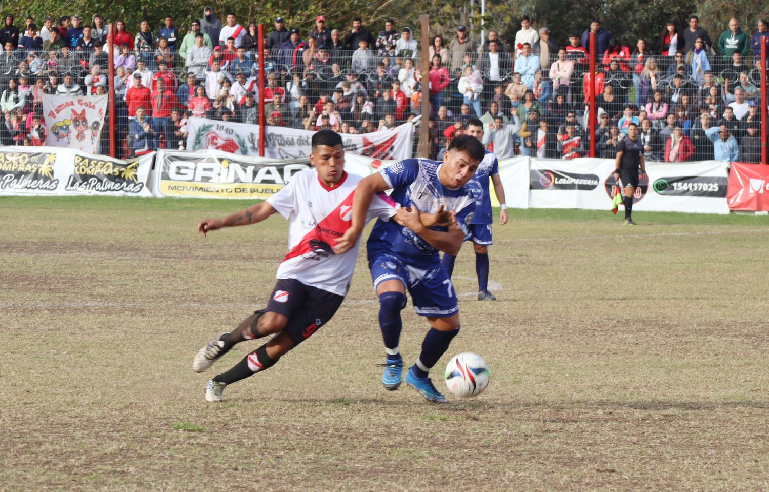 Un festejo azul y blanco, en el clásico barrial del fútbol local