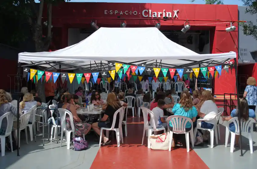 Con gran convocatoria, se realizó la primera clase gratuita de pintura del año en Espacio Clarín