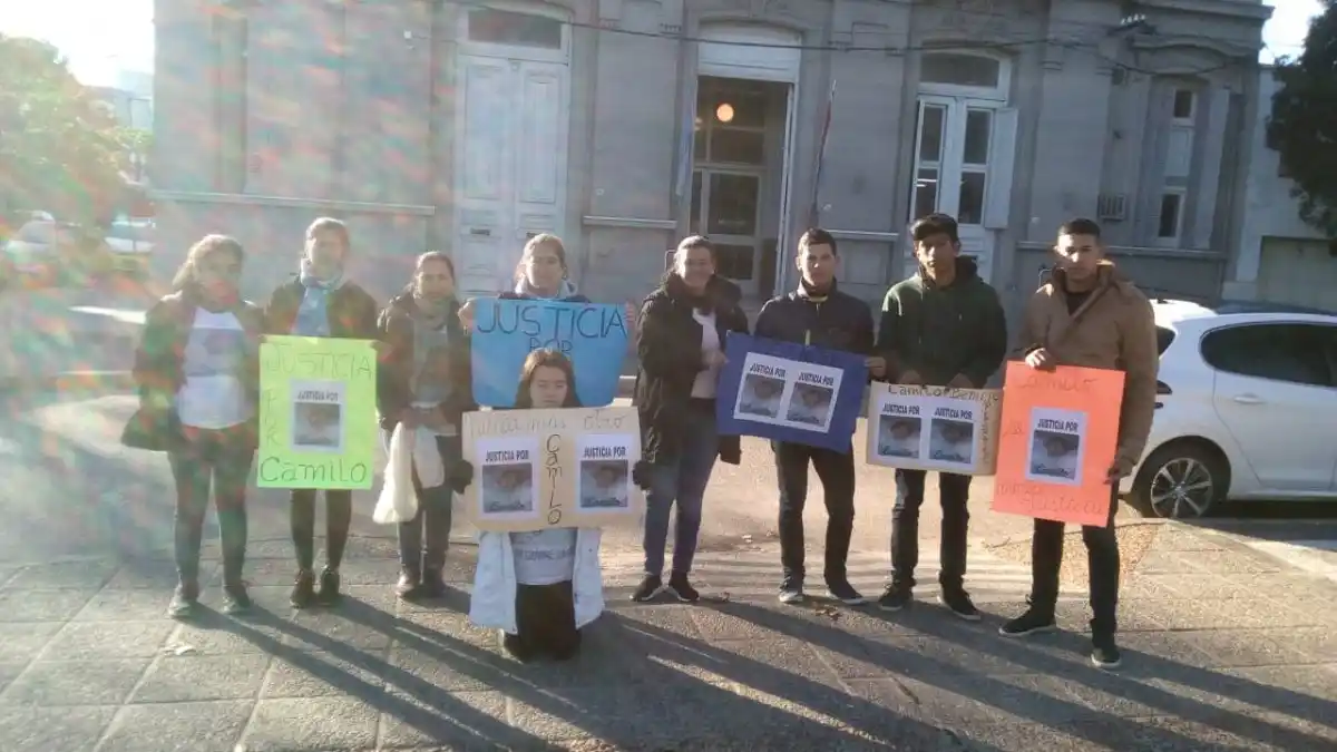 La familia de Camilo pidió justicia en la puerta de los Tribunales de Gualeguaychú 
