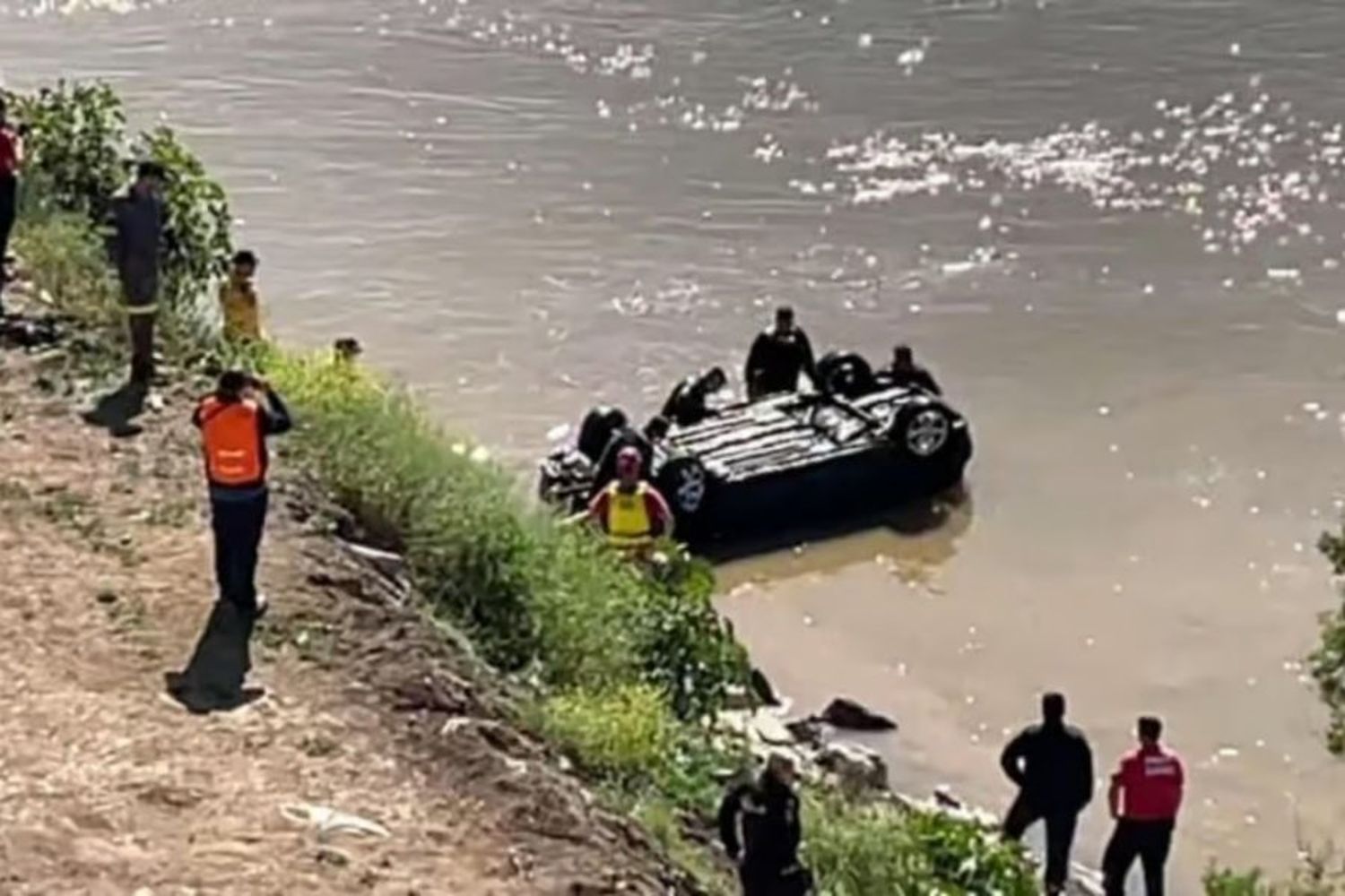 Un auto cayó al río Paraná y uno de sus ocupantes está desaparecido, sucedió en San Lorenzo 