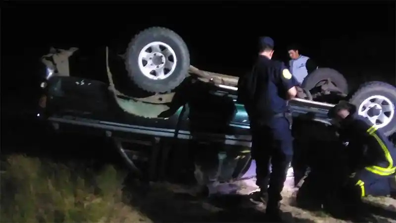 Volcó una camioneta y el conductor quedó atrapado