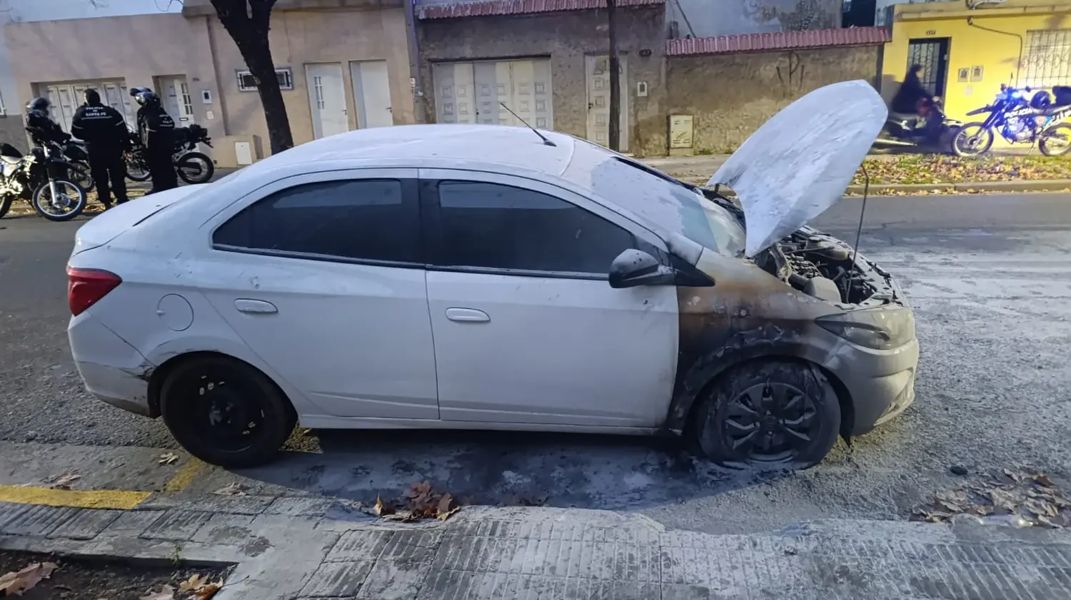 Auto incendiado.