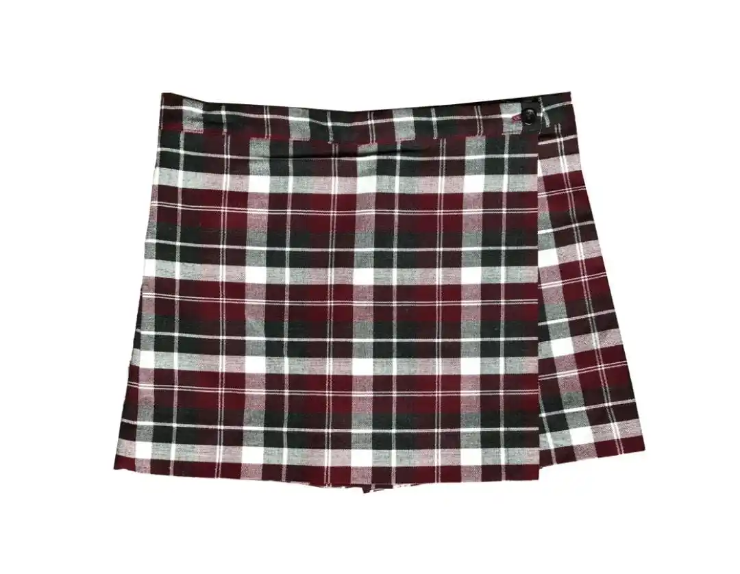 Buscan recuperar una pollera escolar olvidada en el colectivo Marrón