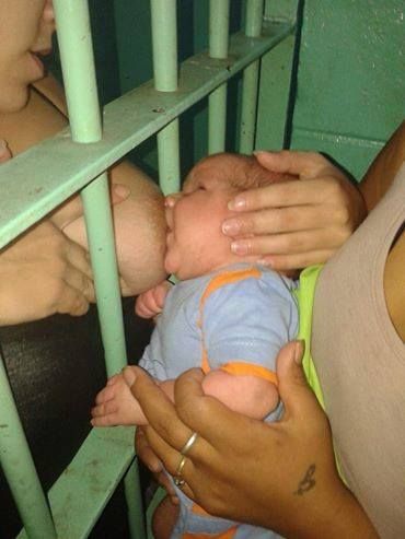 Morón: Polémica por una mamá que tiene que amamantar a través de las rejas