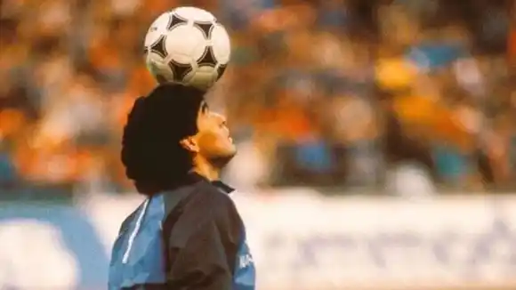 36 años del calentamiento eterno: Maradona y su baile mágico al ritmo de ‘Live is Life’