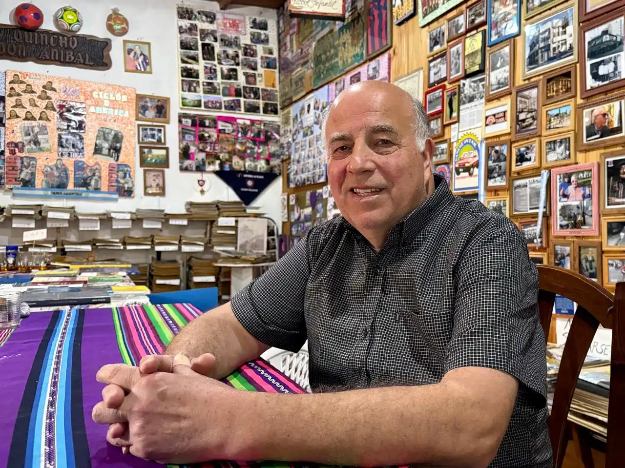 Un jubilado metalúrgico atesora diarios, objetos y 250 libros de Tandil: así es el Quincho Don Aníbal