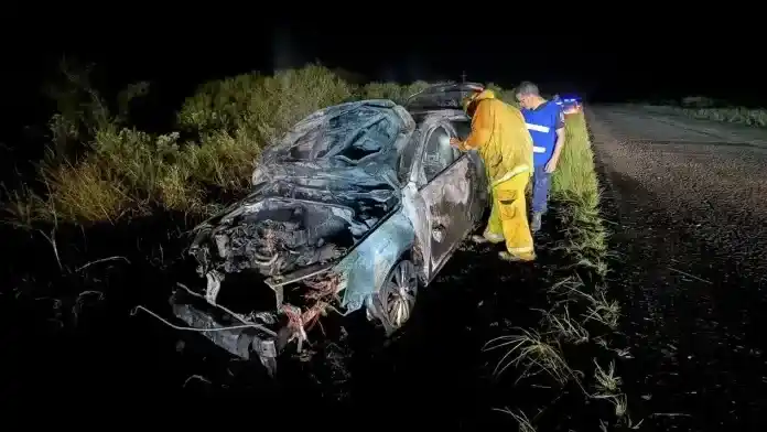 Dos jóvenes iban por la ruta y se les incendió el auto: alcanzaron a bajar y se salvaron