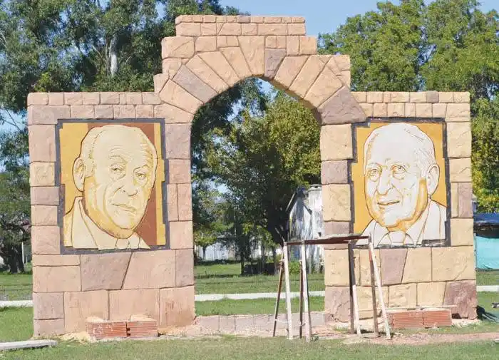 Monumento en homenaje a dos  reconocidos médicos 