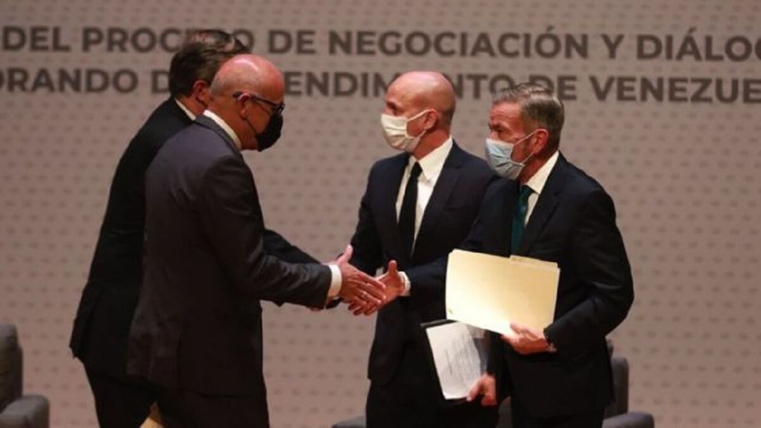 EN CLAVES: a un año del «diálogo en México» las negociaciones Maduro-oposición se mantienen congeladas