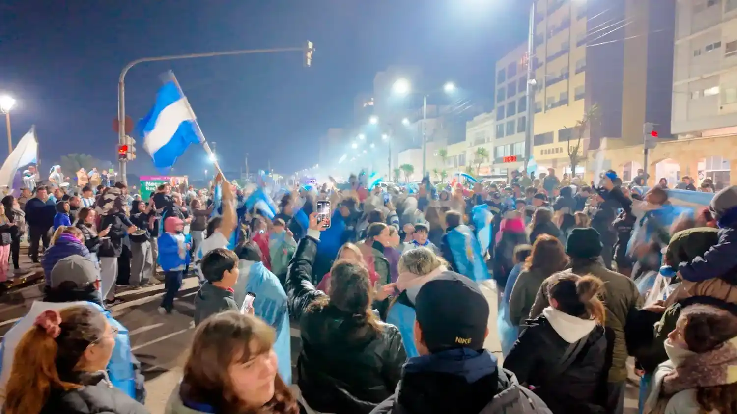 La Rambla se llenó de celeste y blanco para festejar el triunfo ante Cabo Verde