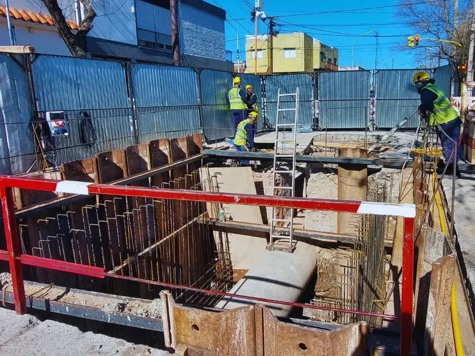 Avanza la obra del acueducto Brandsen, una intervención clave para el sistema de agua en Bahía Blanca que estuvo paralizada durante meses en un tramo crítico.