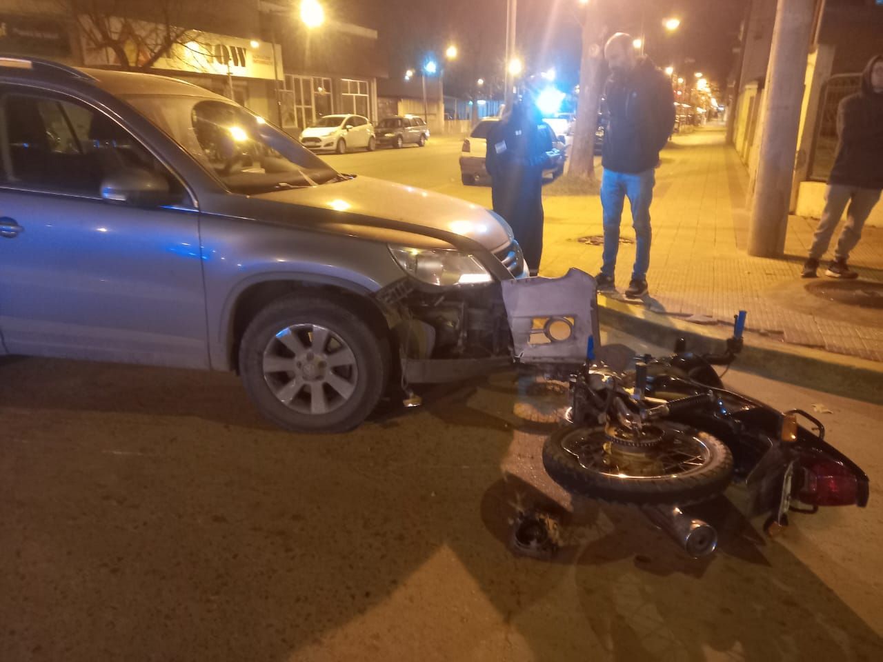 El motociclista resultó con lesiones tras el impacto.