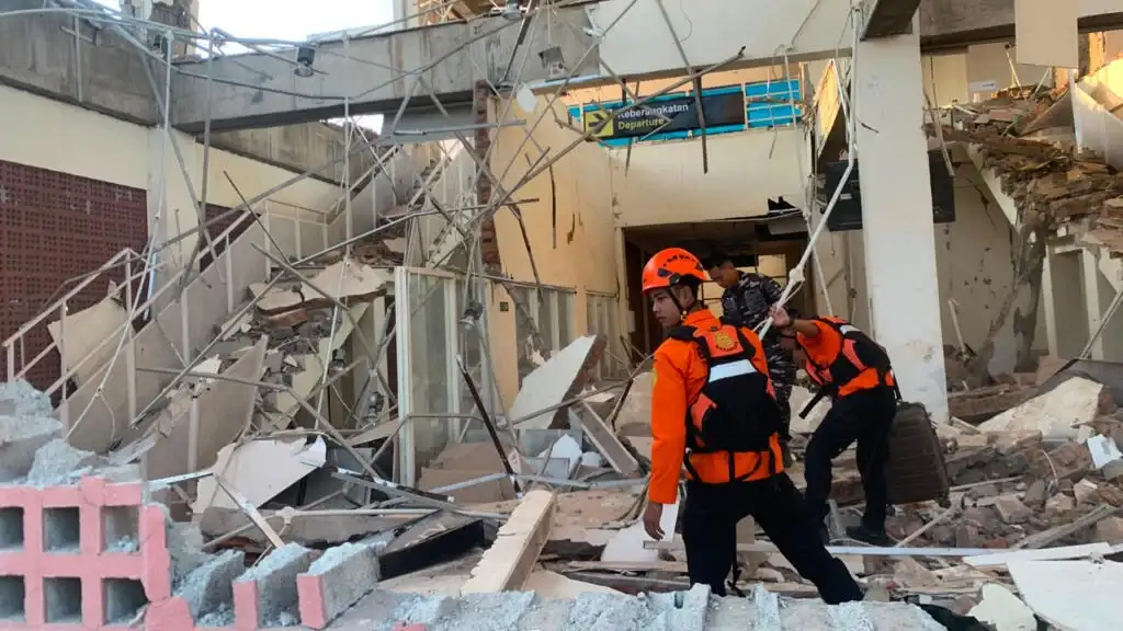 El sismo de magnitud 7,7 derribó viviendas e infraestructuras en la región de Flores.