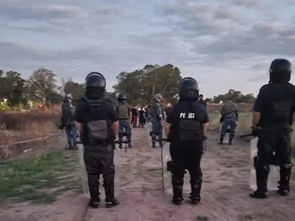 Personal policial de La Plata despegó un operativo para evitar la usurpación.