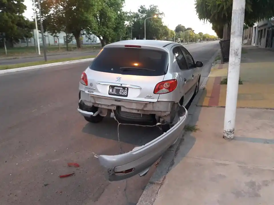 Chocó un auto en Alsina y Machado, huyó y las cámaras de seguridad lo grabaron 