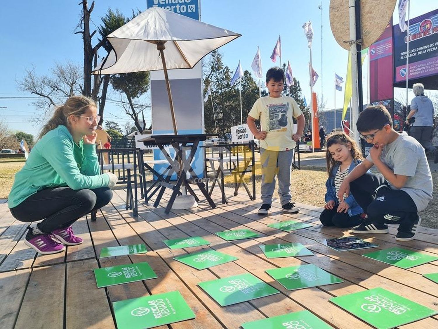 Plaza de las infancias con juegos y dispositivos