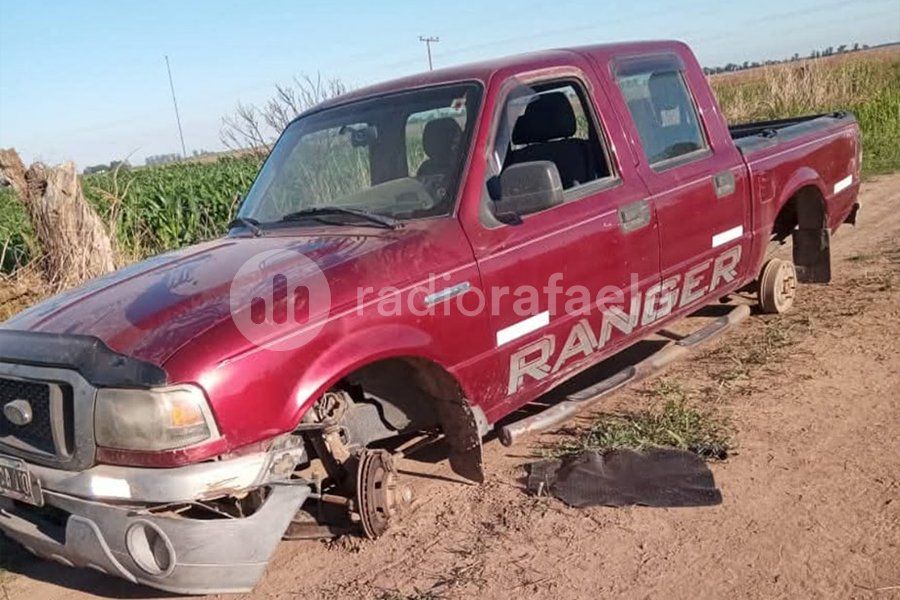 En un camino rural de Angélica, apareció la camioneta robada en San Jerónimo del Sauce