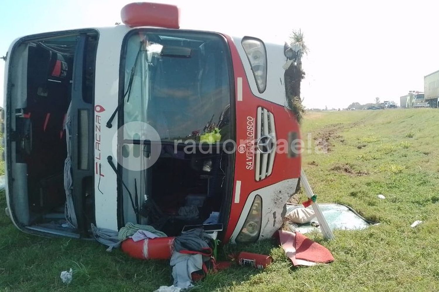 Un micro volcó en Ruta 34 a la altura de Susana y hay varios heridos