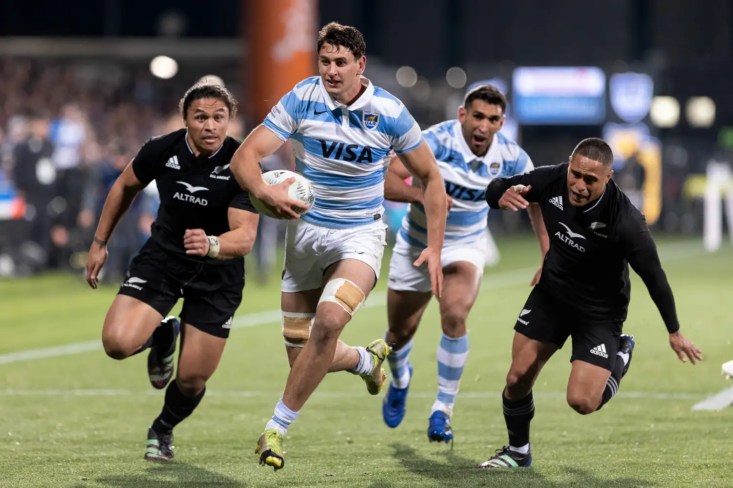 Juan Martín González corre rumbo al try argentino en Nueva Zelanda.