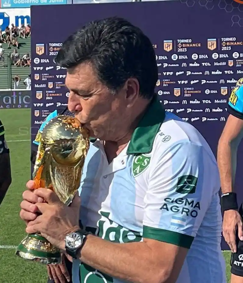 Passarella, cuando fue homenajeado en Junín.