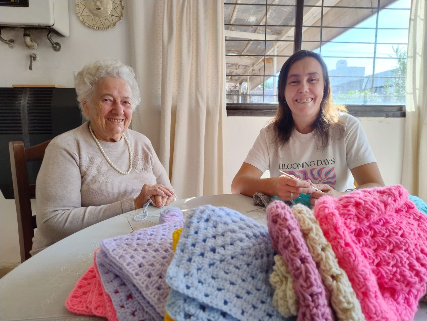 Entre tejidos, cuadraditos y vestidos de lana, dos generaciones de mujeres disfrutan del arte de tejer.