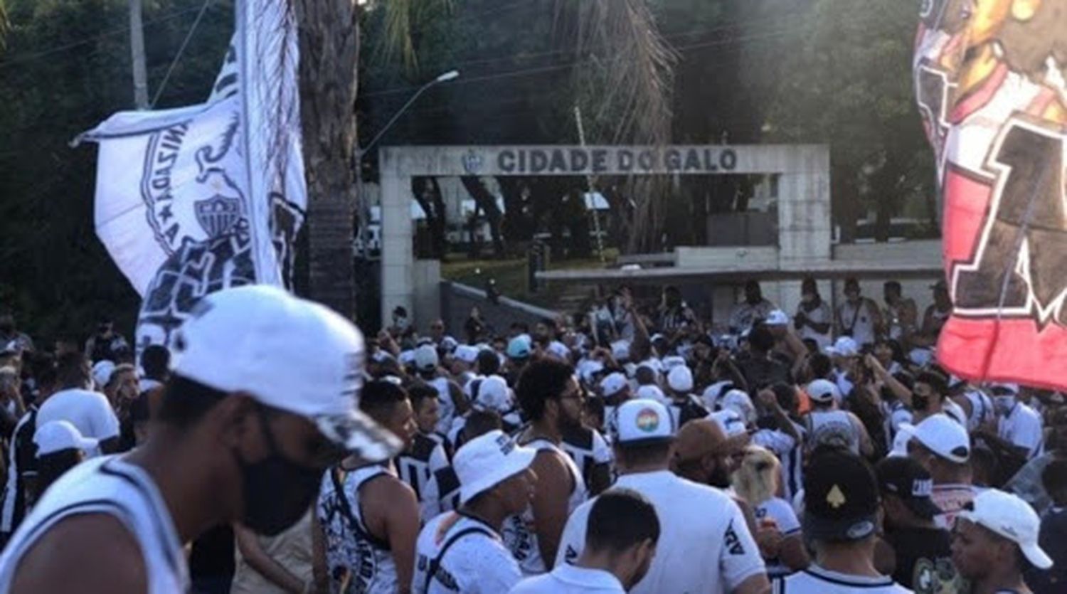 Hinchas del Mineiro hicieron un banderazo en contra de Sampaoli