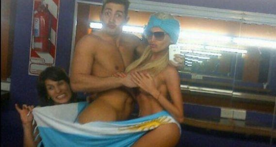 Vicky Xipolitakis pidió perdón por usar la bandera para cubrir su cola