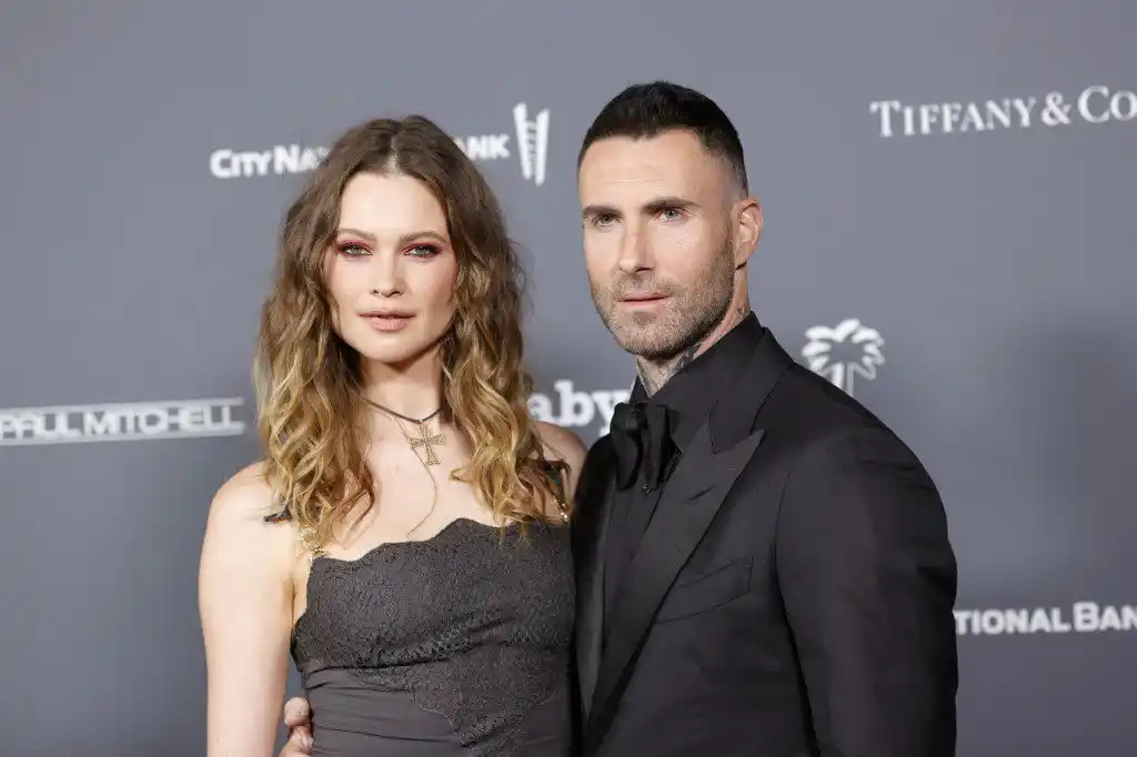 Adam Levine asume responsabilidad en caso de infidelidad