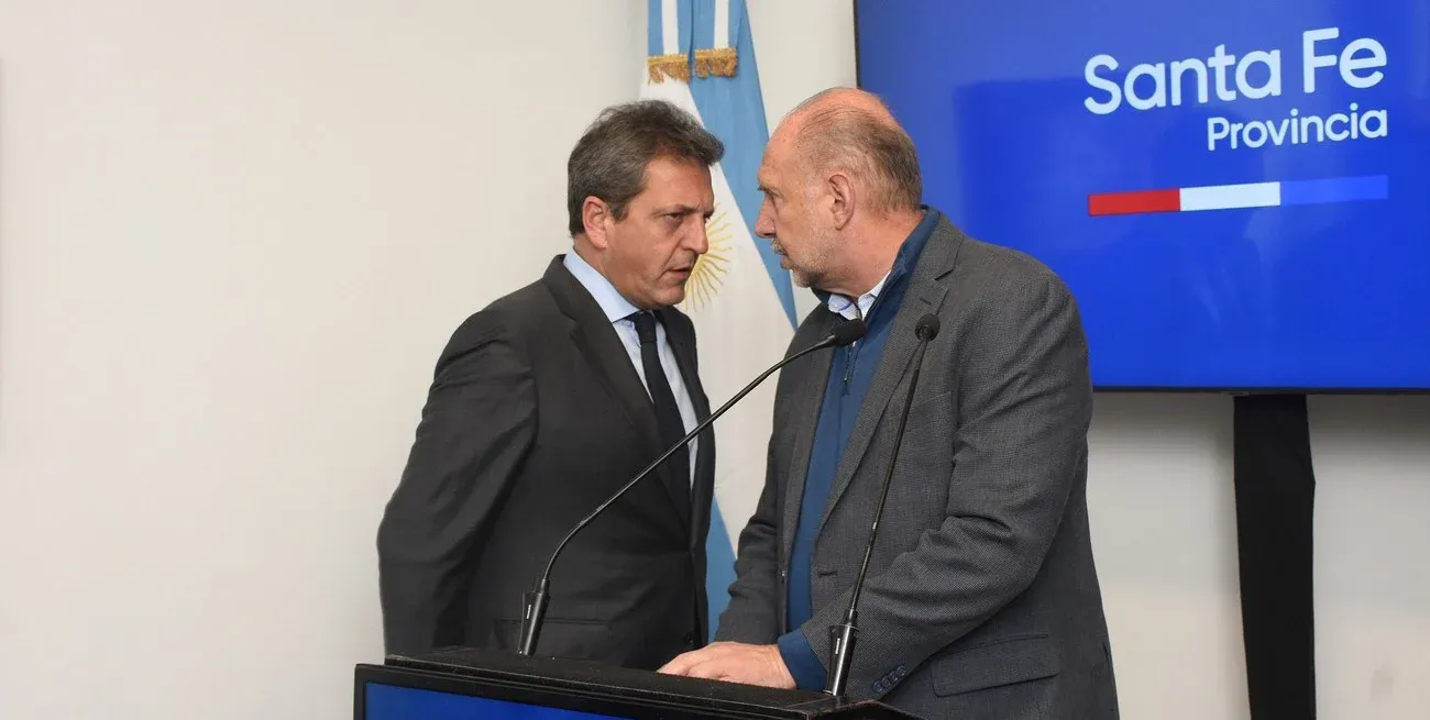 En su última visita a la provincia, Massa tomó contacto con los medios santafesinos en Sauce Viejo, junto al gobernador Perotti. Crédito: Guillermo Di Salvatore.