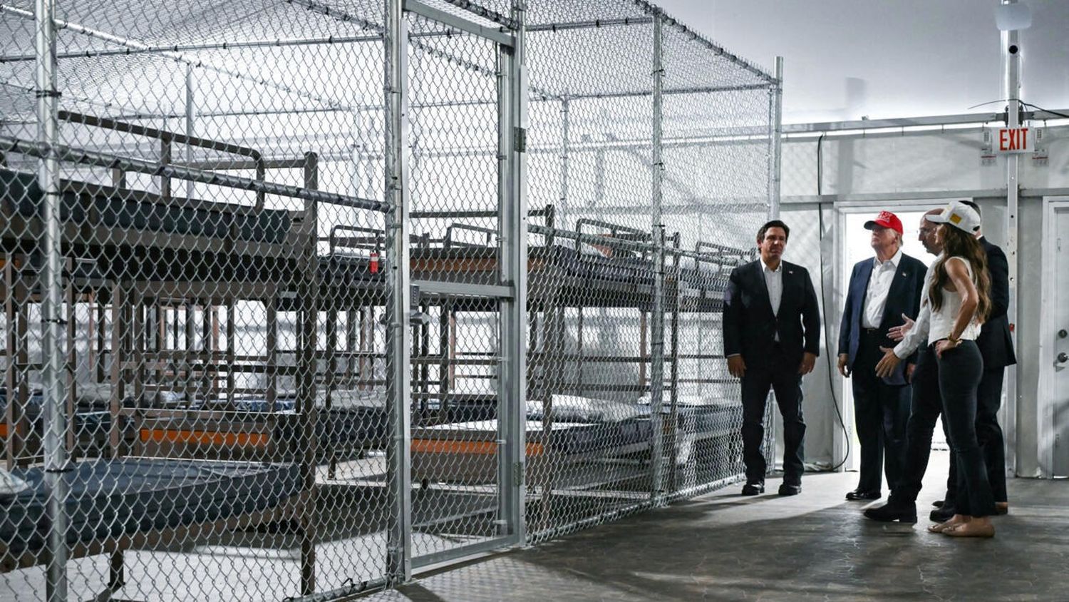 Pese a la avalancha de críticas llegan migrantes a " Aligator Alcatraz"