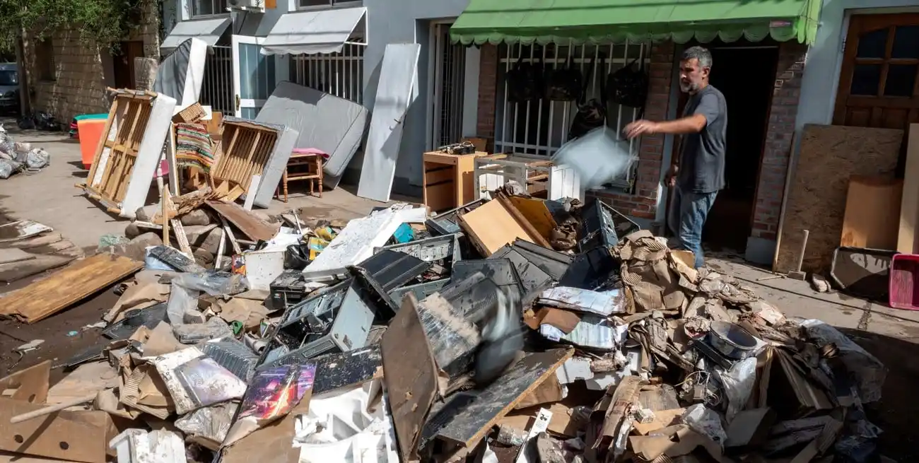 Duras postales de los ciudadanos bahienses trabajando luego del brutal temporal. Crédito: Xinhua/Str