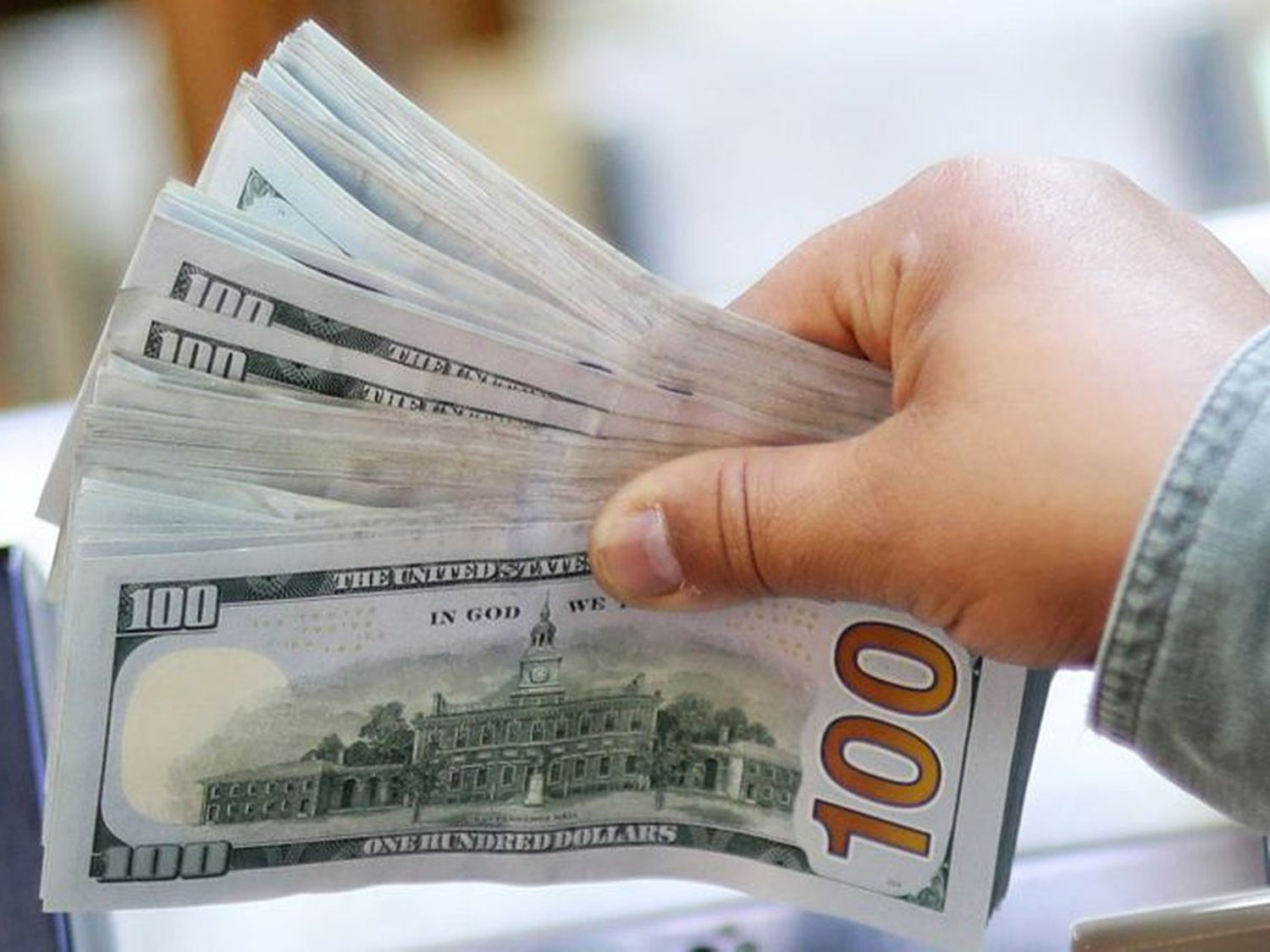 Venta récord de dólares: ya se vendieron más que en todo el mes de julio