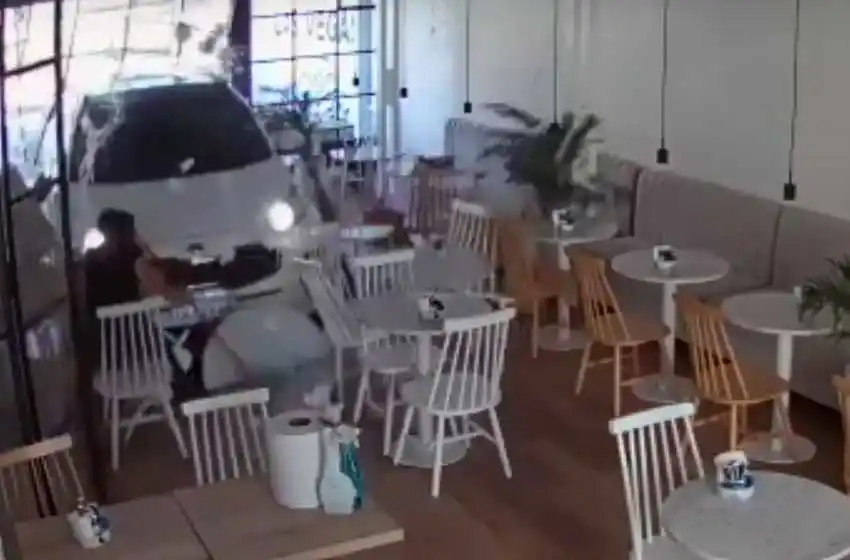 Impresionante video: cometió un error y se metió con el auto dentro de una panadería