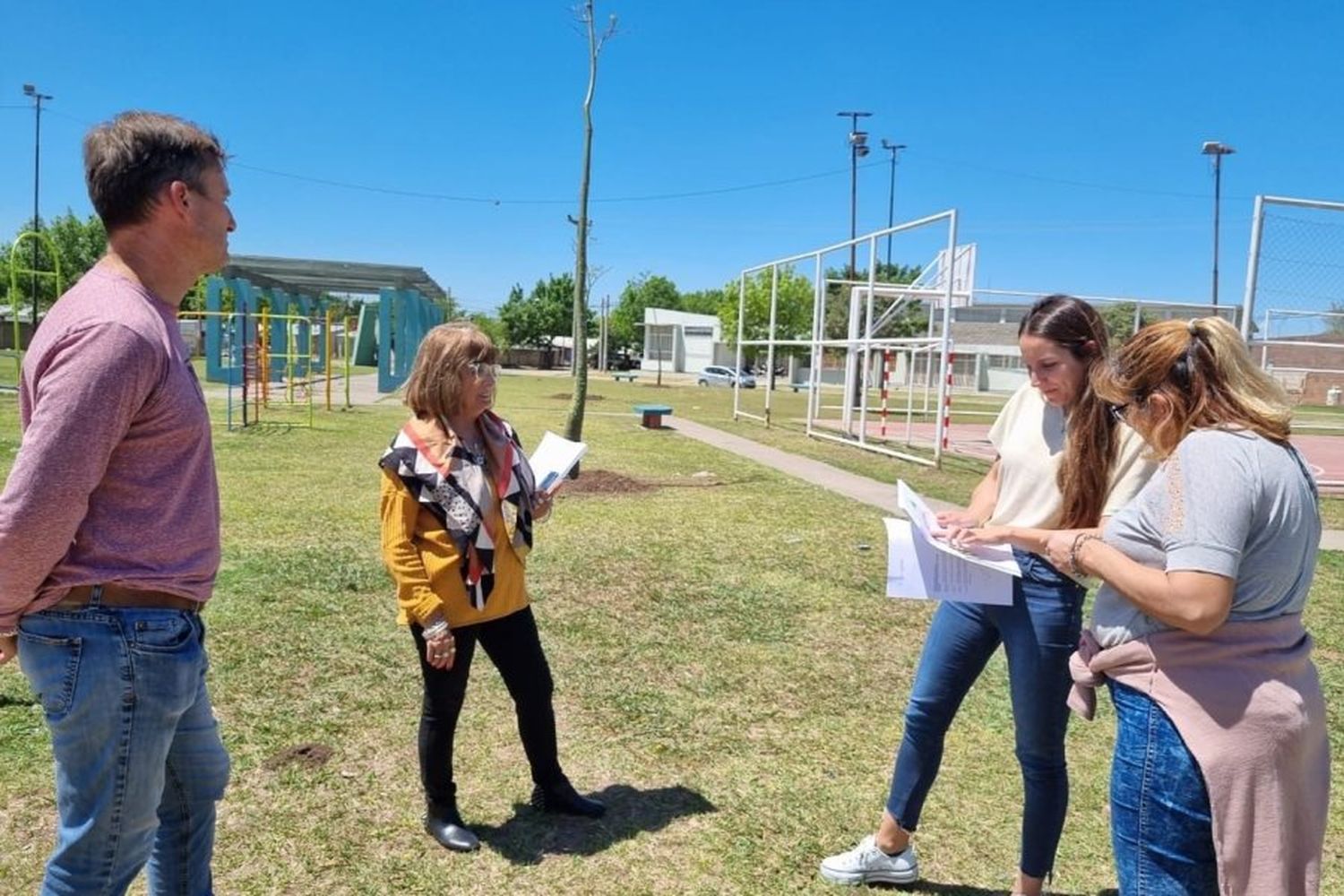 Plaza Monseñor Héctor Romero: Con la presidenta vecinal del barrio 2 de Abril, Mercedes Jara, se recorrió el lugar donde se está proyectando la realización de una platea de hormigón que contará con tres unidades didácticas.