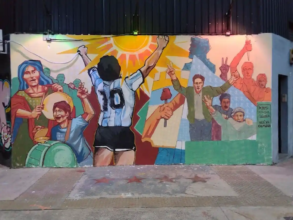 Taparon un mural de Maradona