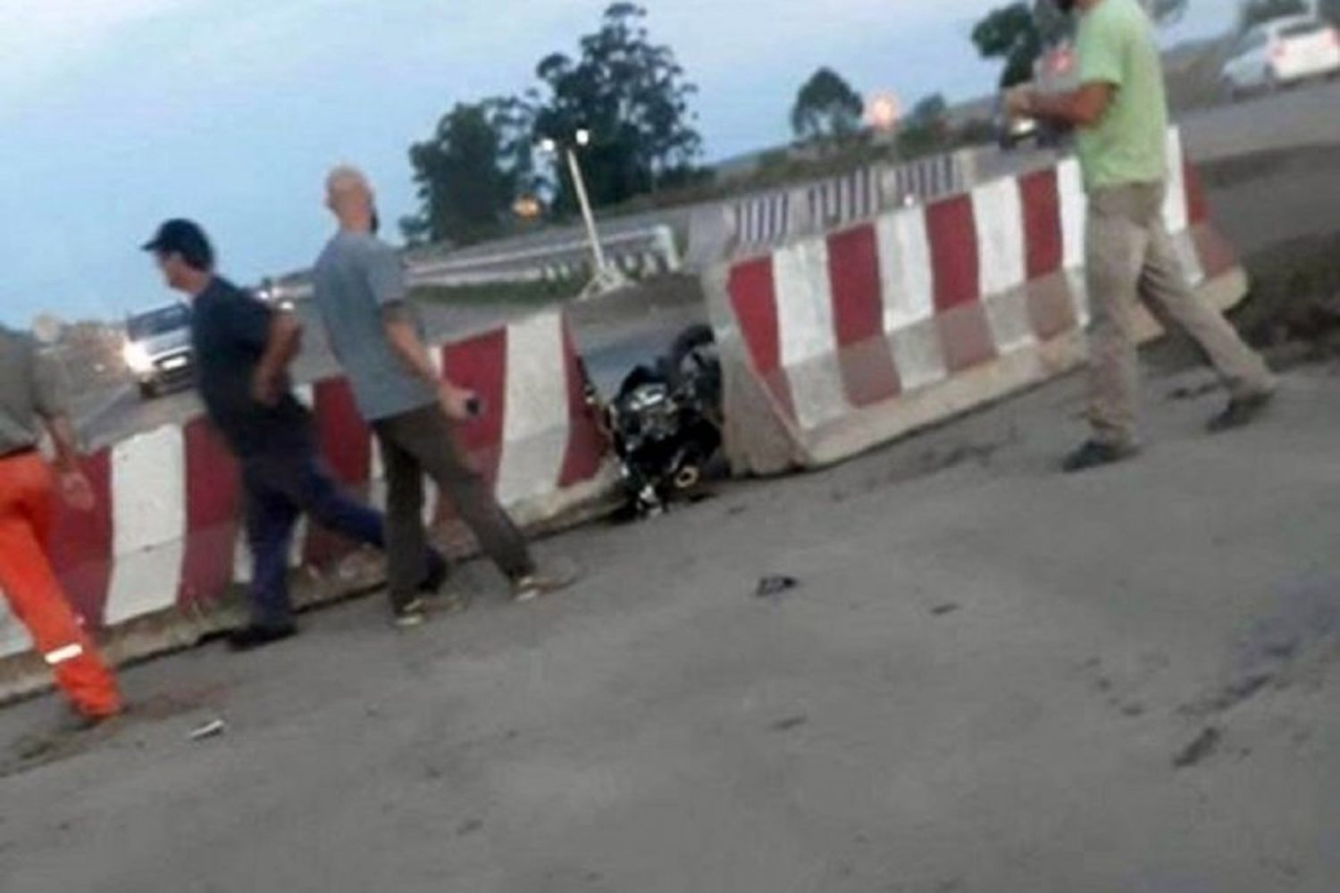 Un joven motociclista falleció al chocar en el nuevo puente de la Autovía 18