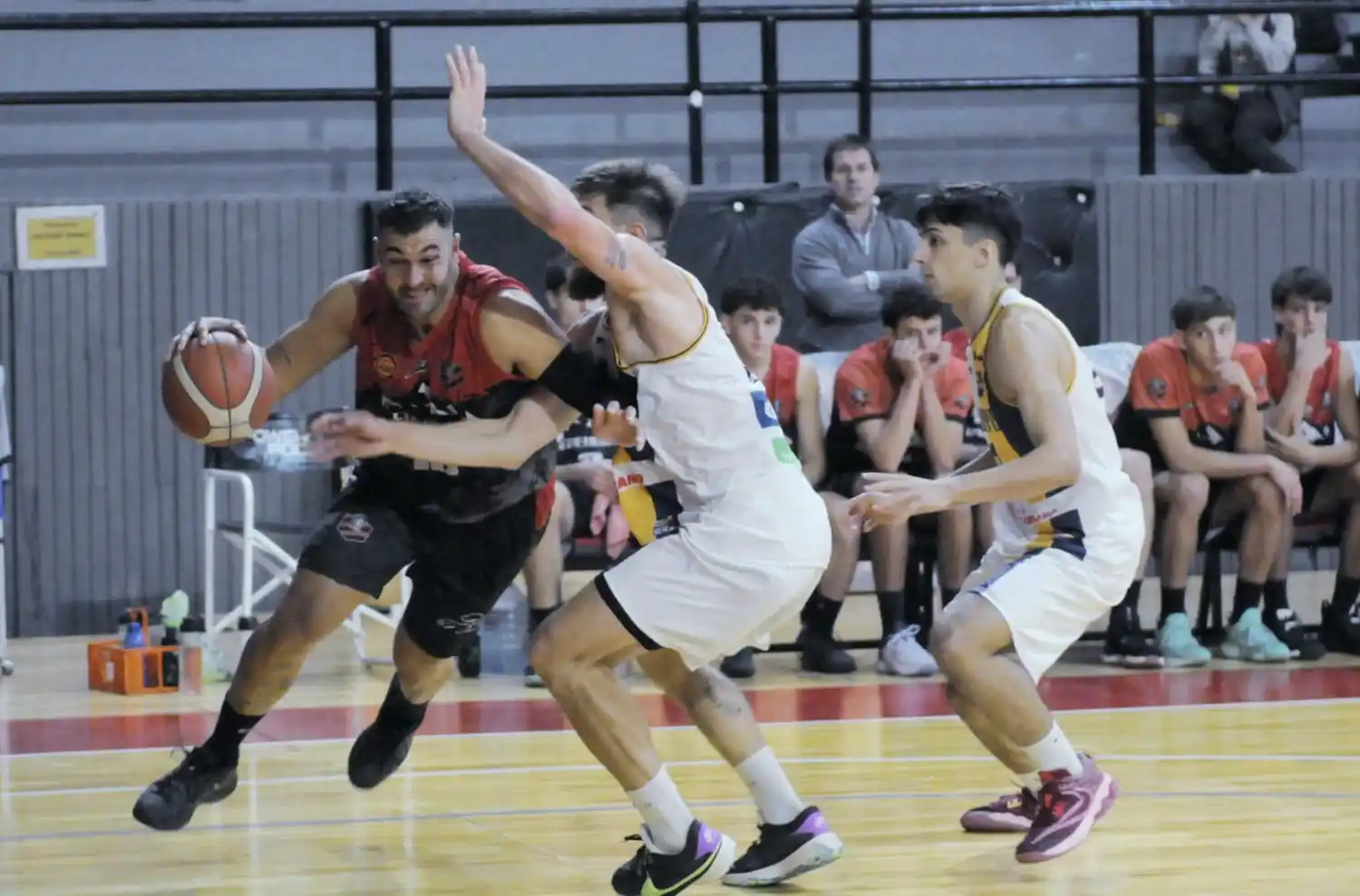 Ignacio Zulberti ataca ante la marca de Santiago Ayala.
Foto: Rody Becchi.