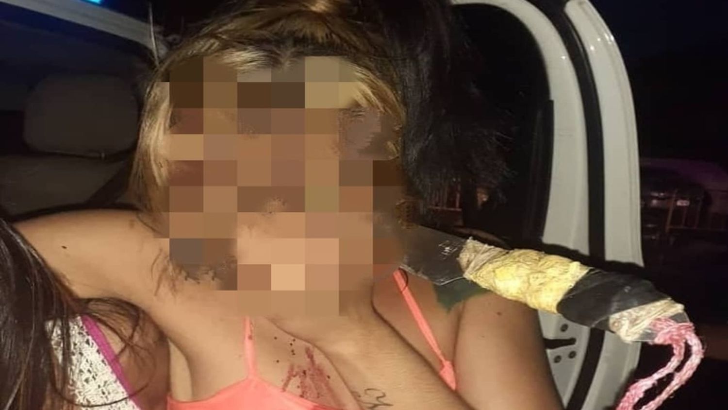MACABRO: padrastro le CLAVÓ un CUCHILLO en el ojo a joven que defendía a su madre