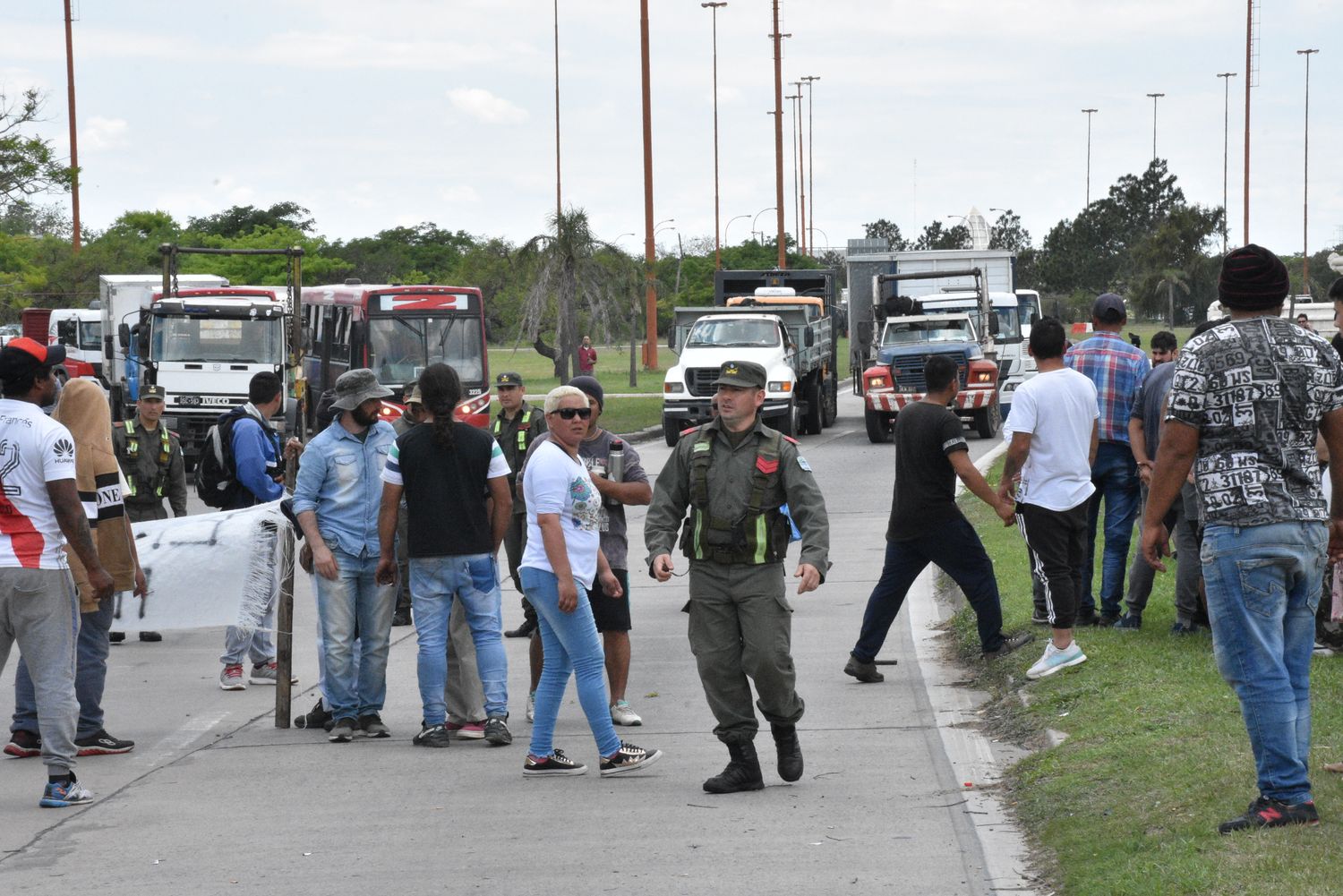 Los pescadores ya cortaron el ingreso a Santa Fe por la 168