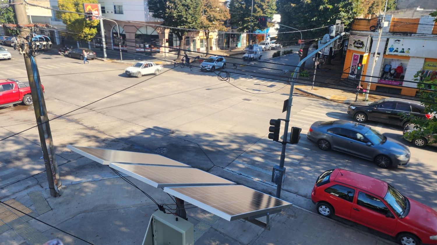 Se comenzó a instalar el primer semáforo con sistema de energía solar en Tandil