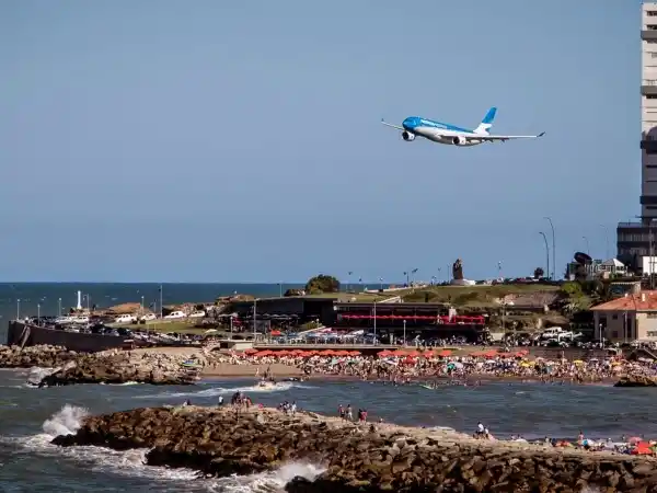 Aerolíneas Argentinas suma la ruta Mar del Plata-Montevideo (Uruguay).
