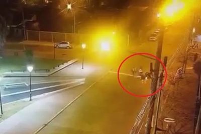 Ensenada: están graves dos motociclistas que chocaron entre si y luego  embistieron a un patrullero