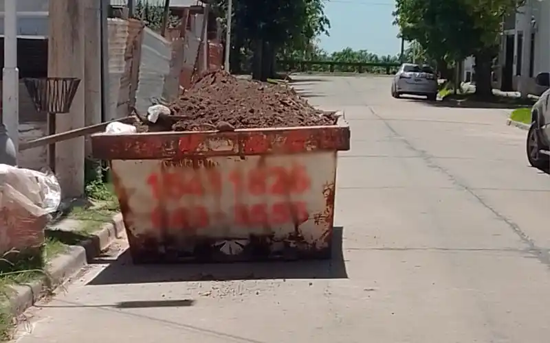 Reclamo: “¿Ninguna autoridad ve este volquete mal estacionado?”