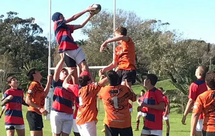 Encuentro juvenil de rugby en la cancha del Club Náutico