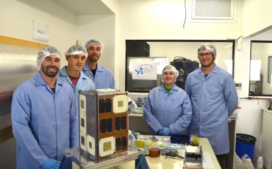 Ingenieros y estudiantes de la UNLP con el microsatélite ATENEA.