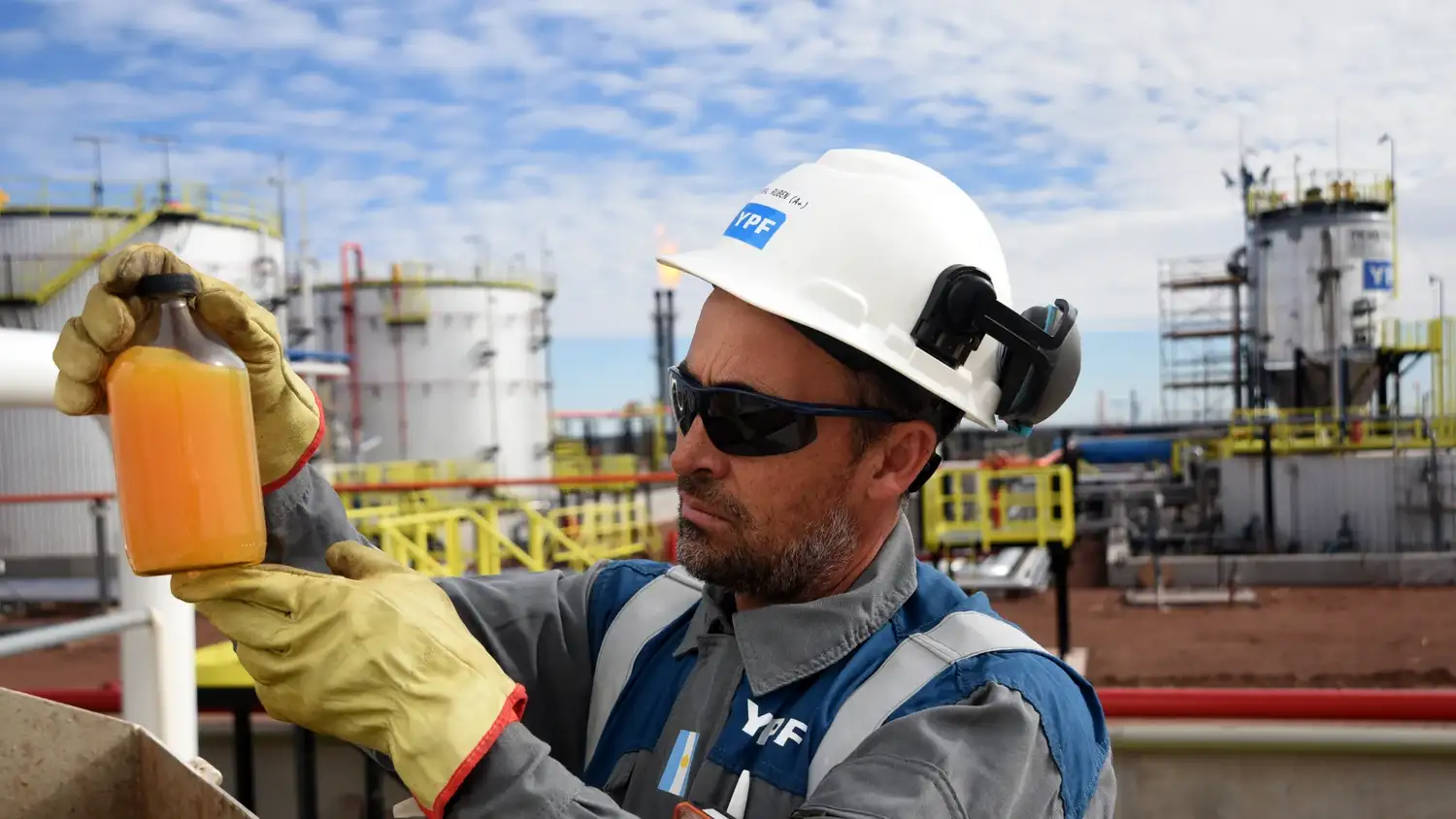YPF puso en marcha nuevas instalaciones en La Angostura Sur, con capacidad para procesar 10.000 m³ diarios de petróleo y comprimir 4 millones de m³ diarios de gas.