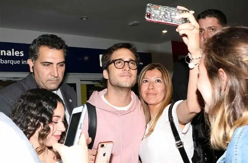 Las fotos de la llegada a la Argentina del protagonista de Luis Miguel, la serie