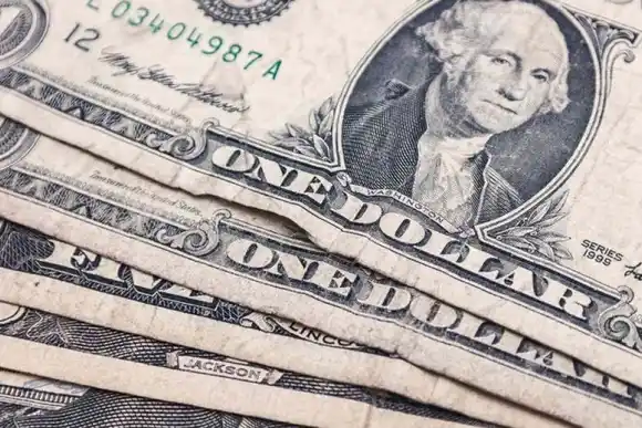 El dólar "blue" arrancó en baja, pero luego subió y volvió a quebrar otro récord